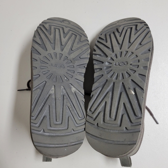 UGG Neumel Charcoal Men's Suede Low Chukka Boots. - Picture 4 of 11